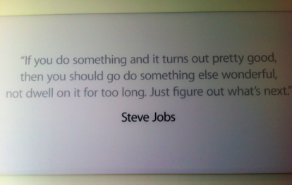 L’eredità di Steve Jobs vive nel Campus Apple in una serie di fotografie e poster