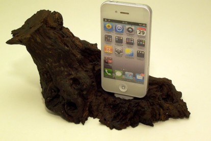 Una dock caricabatteria a forma d’albero per il vostro iPhone