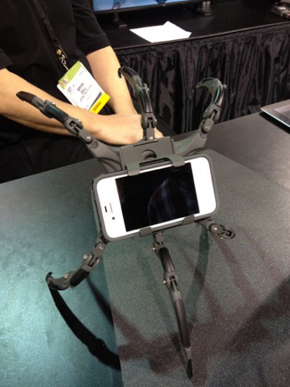 Lethal Protection Life-Phorm, una dock per iPhone decisamente originale [CES 2012]