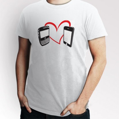 A San Valentino gli iPhone si innamorano… dei Blackberry con una t-shirt “romantica”
