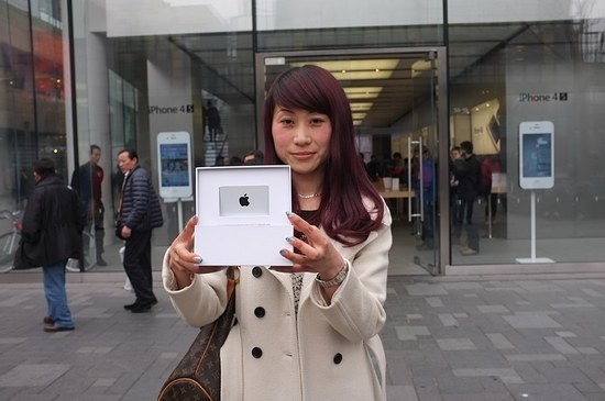 Chunli Fu a Beijing per ritirare la sua iTunes Card da 10.000$ dopo aver scaricato la 25 miliardesima app