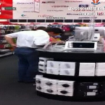 Scoperto un falso cieco a Cremona: provava iPhone e iPad prima dell’acquisto!