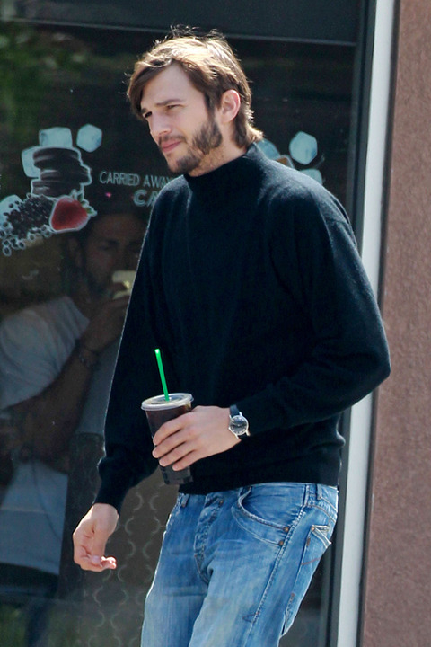 Ashton Kutcher inizia a vestirsi come Steve Jobs per il suo ruolo nel film dedicato al co-fondatore di Apple