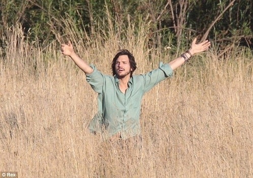 jOBS: nuove foto dal set del film con Ashton Kutcher “fatto” di LSD