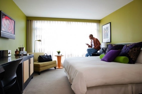Un hotel canadese sostituisce i telefoni fissi in stanza con degli iPhone