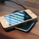 Un utente modifica un iPhone 4S così da poter essere ricaricato in modalità wireless