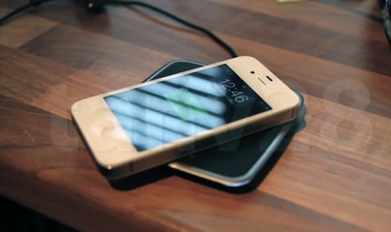 Un utente modifica un iPhone 4S così da poter essere ricaricato in modalità wireless