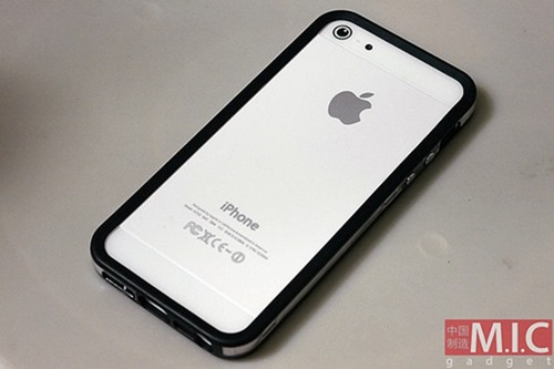 Guardiamo il presunto iPhone 5 “vestito” di case…