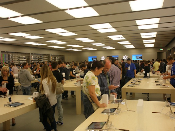 Apre l’Apple Store “il Leone”: oltre 500 persone in coda!