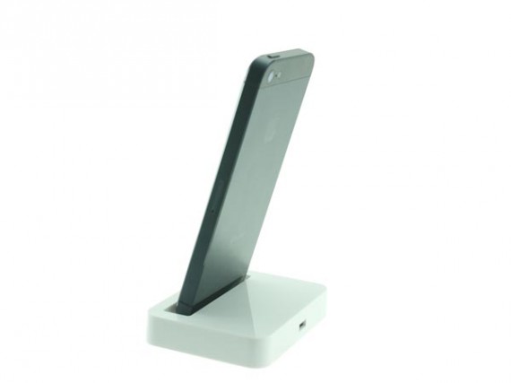 Disponibile il primo Lighting Dock per iPhone 5