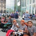 I ricercatori dicono che fare la fila per l’iPhone aumenta l’autostima e fa socializzare