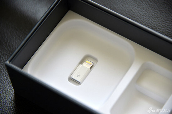 In Cina l’adattatore Lightning-micro USB è incluso nella confezione dell’iPhone 5