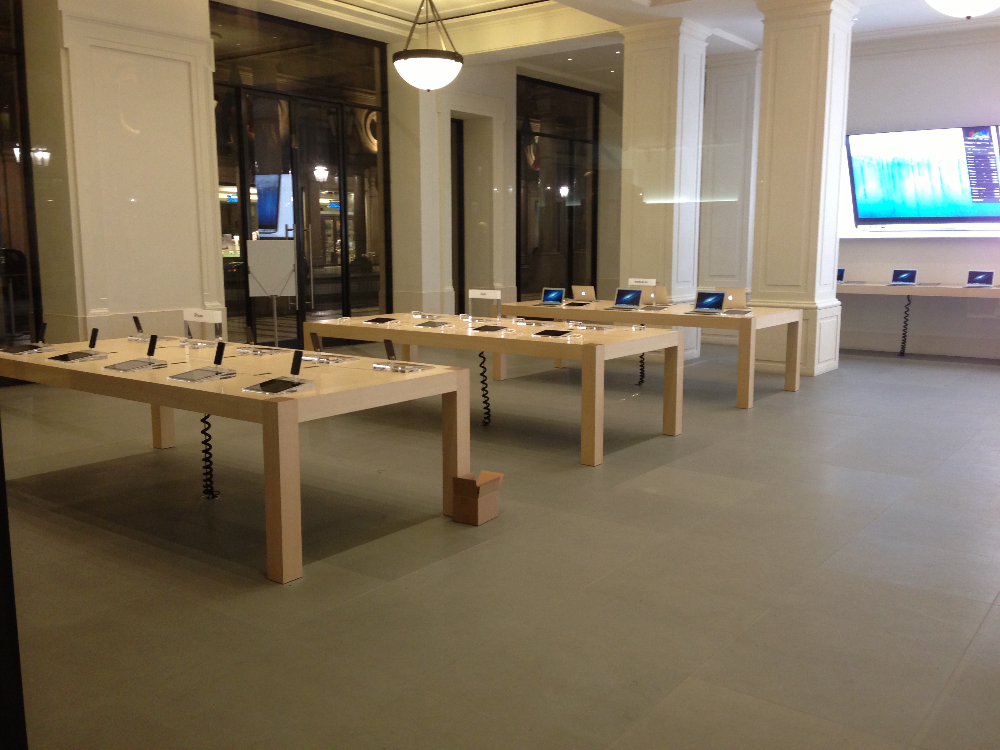 Svaligiato nella notte l'Apple Store di via Roma a Torino, il più