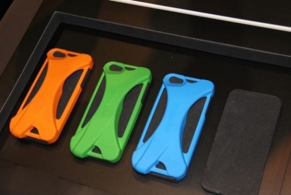 CES 2013: ecco Ampjacket, la custodia amplificatrice