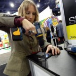 CES 2013: allo stand di Amzer, trapani e martelli contro l’iPhone