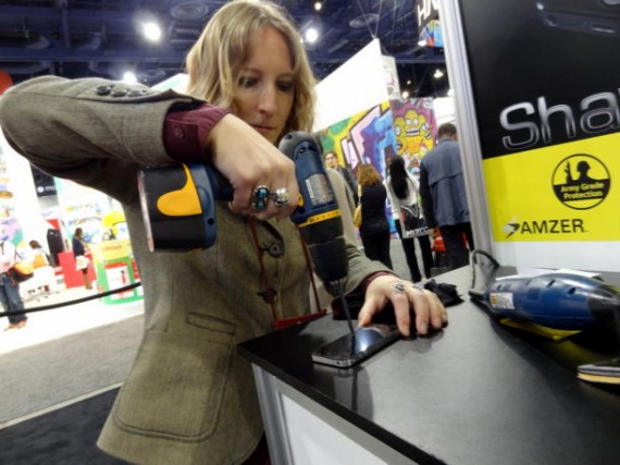 CES 2013: allo stand di Amzer, trapani e martelli contro l’iPhone