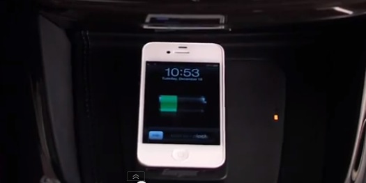 Denso presenta il primo caricabatterie senza fili per smartphone montato in un auto