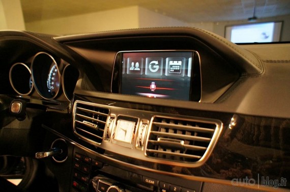 Mercedes presenta la Classe E che si interfaccia con Siri