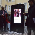 Russia: Steve Jobs commemorato con un iPhone gigante a San Pietroburgo
