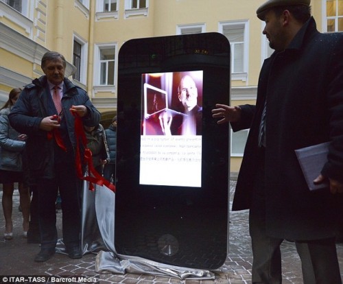 Russia: Steve Jobs commemorato con un iPhone gigante a San Pietroburgo