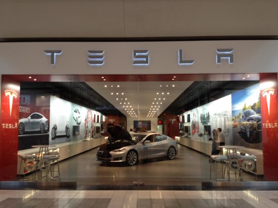 Motors-in-the-mall-Tesla-hawks-Model-S-like-Macbooks-with-dedicated-retail-space