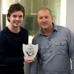 Jony Ive ottiene una medaglia d’oro dallo show “Blue Peter” della BBC per aver ispirato giovani designer