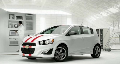 Chevrolet trasmette un nuovo spot per pubblicizzare l’arrivo di “Eyes Free” di Siri nella 2013 Sonic