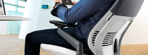 Gesture, una sedia progettata appositamente per usare smartphone e tablet