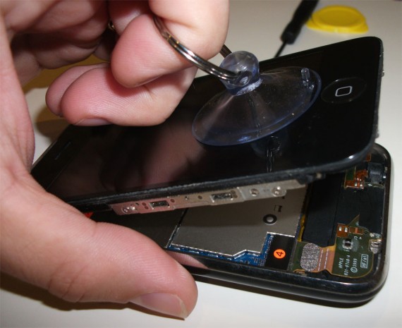 Fixing-iPhone-3GS-Home-Button-2