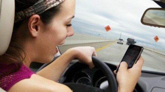 In California non puoi controllare le mappe su iPhone mentre sei alla guida