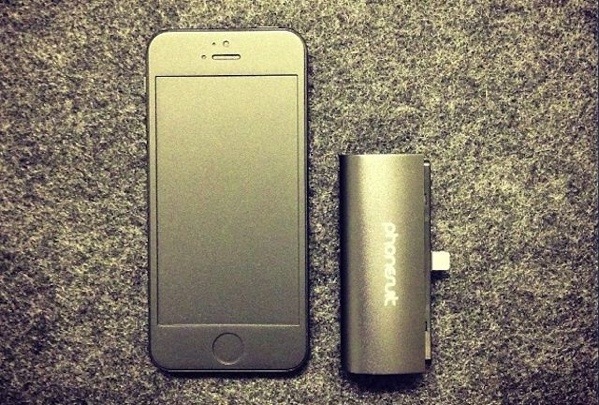 PhoneSuit Flex, una batteria esterna compatta in grado di ricaricare una volta e mezza il vostro iPhone 5