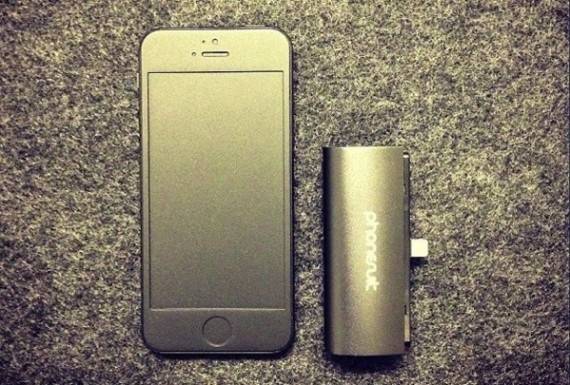 PhoneSuit Flex, una batteria esterna compatta in grado di ricaricare una volta e mezza il vostro iPhone 5