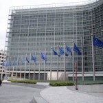 La Commissione europea vuole vederci chiaro sulle pratiche di vendita dell’iPhone da parte dei vettori