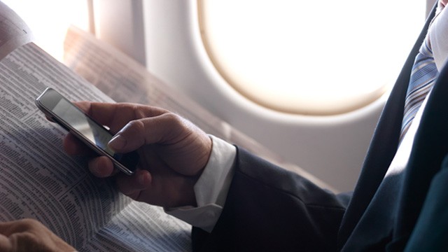 Il 30% dei passeggeri non inserisce la modalità aereo in fase di decollo e atterraggio