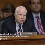 John McCain a Tim Cook: “Perché devo continuare ad aggiornare manualmente le applicazioni sul mio iPhone?”