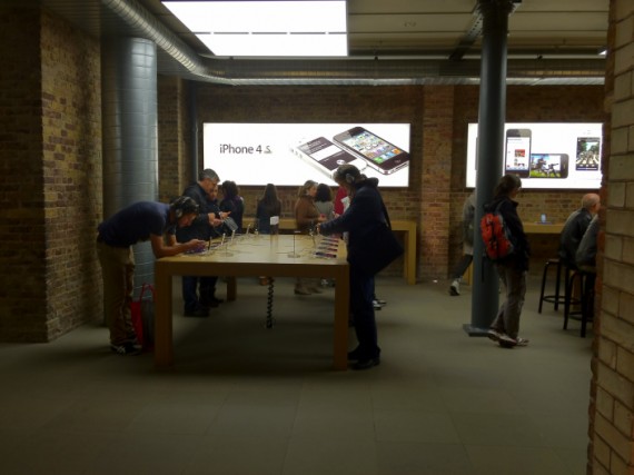 iphone_4s_apple_store1