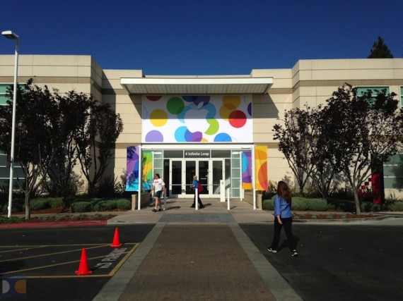 L’entrata del Campus di Apple a Cupertino è già pronta per i nuovi iPhone