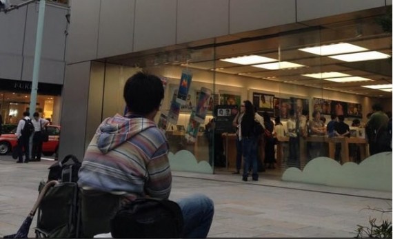 A Tokyo c’è già chi è in fila per l’iPhone 5S
