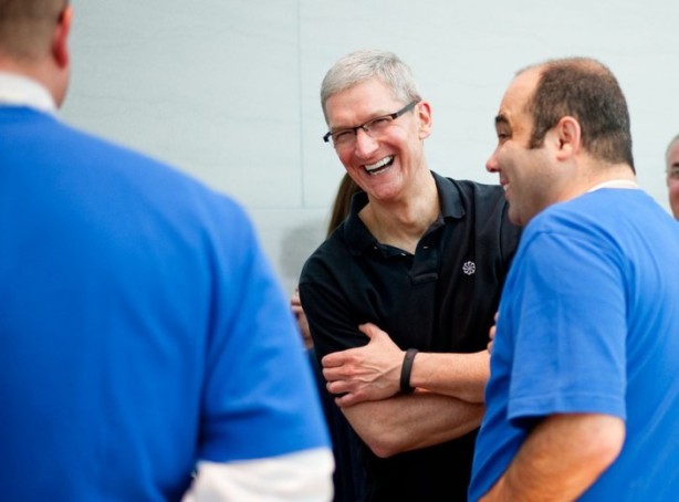 CEO Tim Cook Visits Palo Alto Apple Store