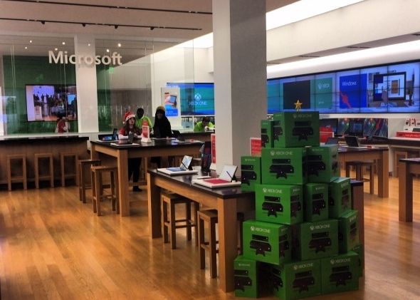 Apple vs Microsoft: sfida natalizia, con uno store vuoto. Quale?