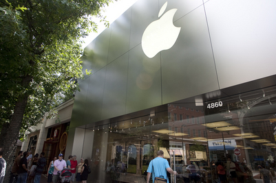 Apple Store: cade una porta da 360 kg su un cliente