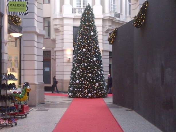 Olanda: torna l’albero di Natale davanti l’Apple Store