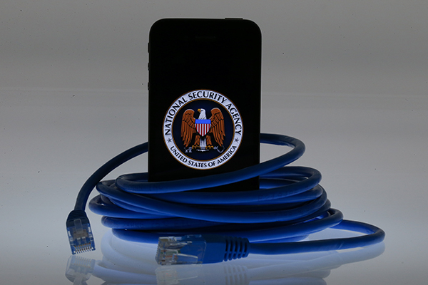 La NSA ha spiato milioni di iPhone, ascoltando le conversazioni e accedendo alla fotocamera!