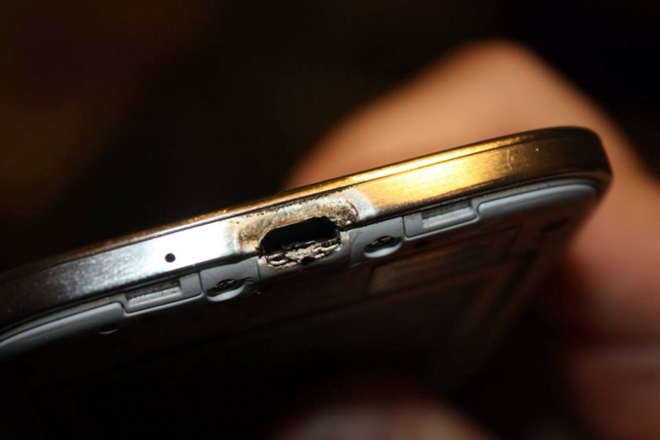 Esplode Samsung Galaxy S4: l’azienda chiede il silenzio