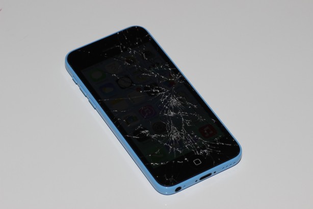 iPhone 5c: la riparazione dello schermo avviene negli Apple Store