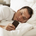 Usare lo smartphone prima di dormire disturba il sonno