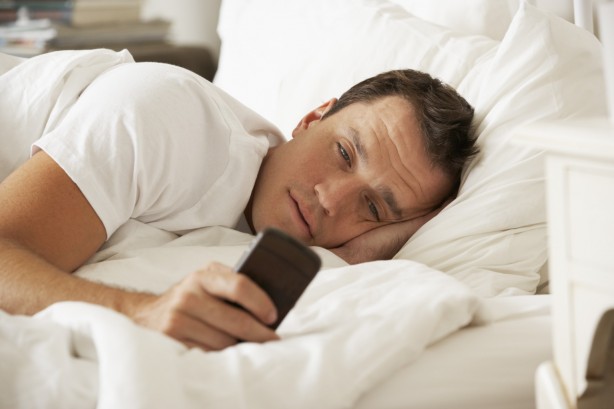 Usare lo smartphone prima di dormire disturba il sonno