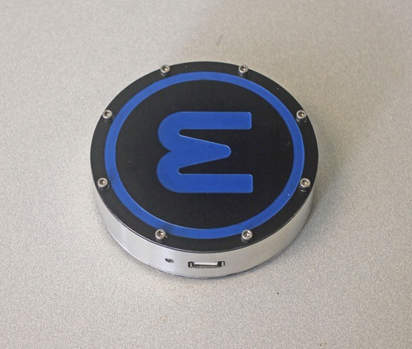 onE Puck, un accessorio per caricare l’iPhone con una bevanda calda o fredda