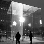 New York: uno spazzaneve manda in frantumi un vetro dell’Apple Store