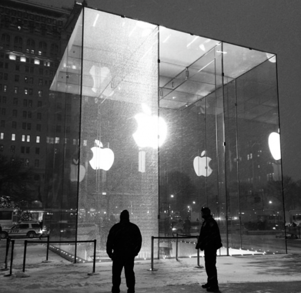 In frantumi un vetro dell’Apple Store di New York